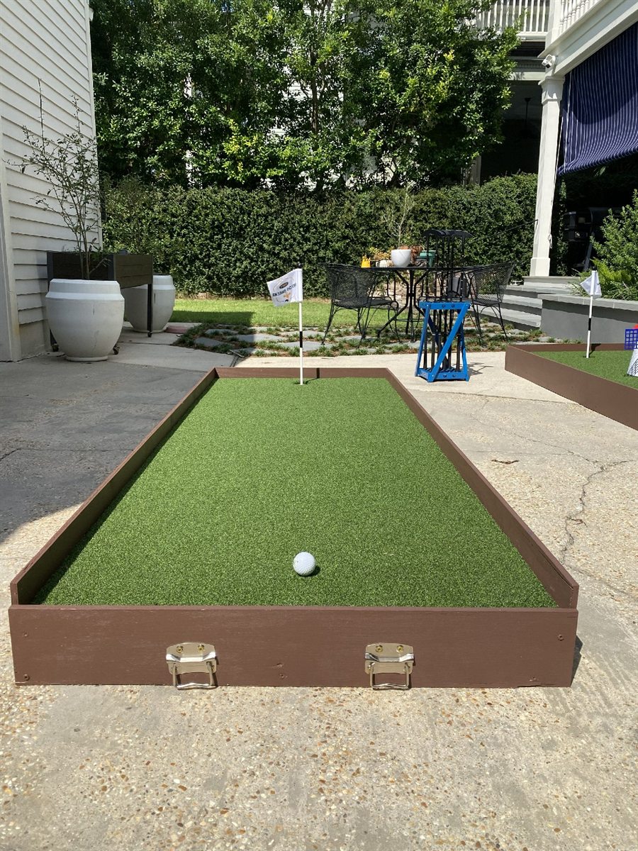 Portable putting green with flag